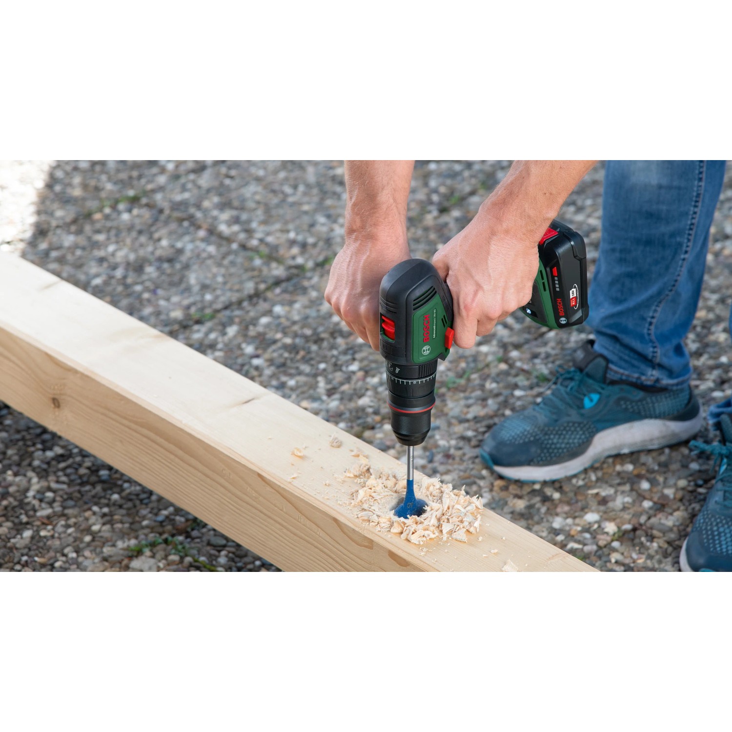 Bosch Akku-Schlagbohrmaschine Advanced Impact 18V-80 beim Bohren in Holz.