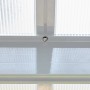 Detailaufnahme: Weiße Gutta Terrassenüberdachung mit Polycarbonatplatten.