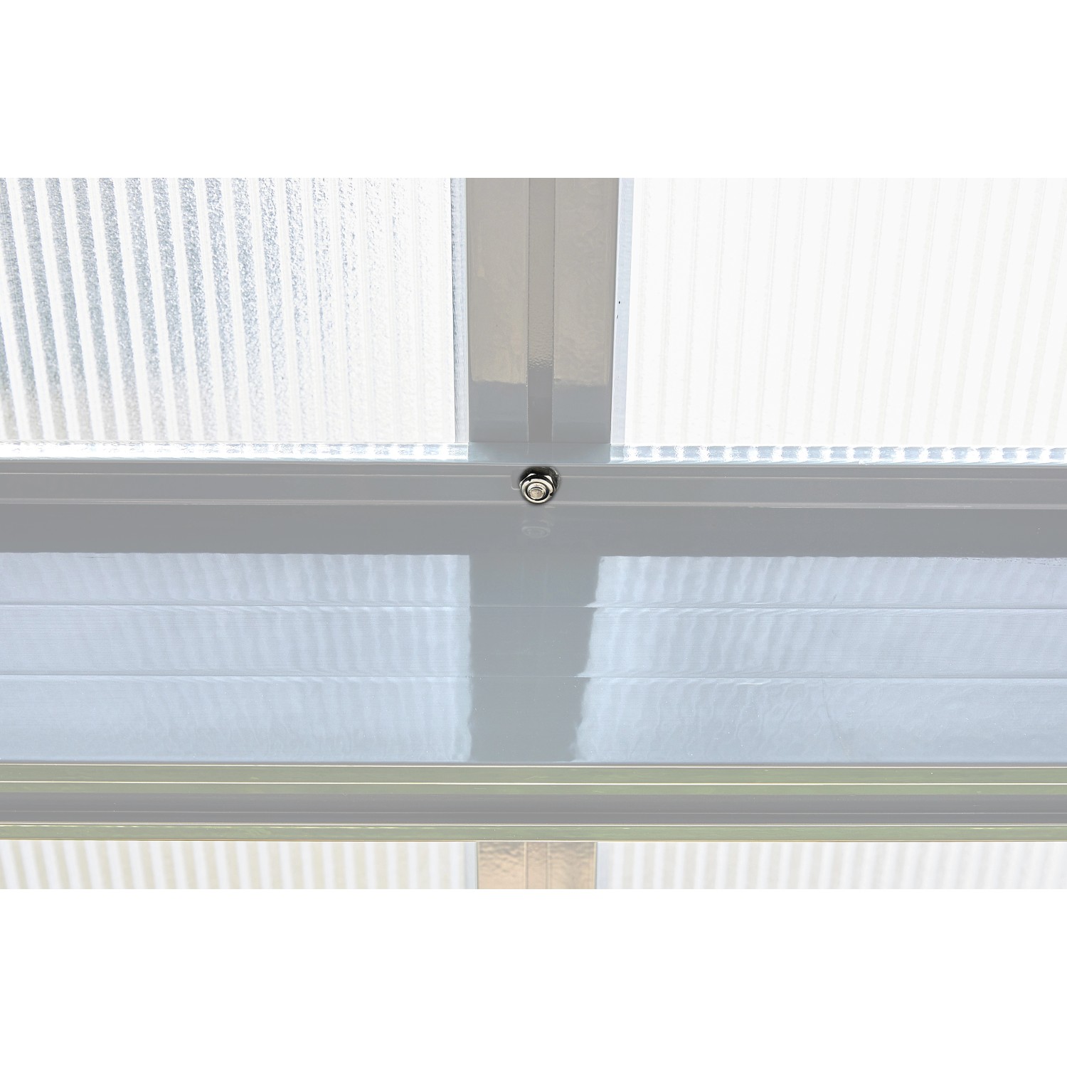 Detailaufnahme: Weiße Gutta Terrassenüberdachung mit Polycarbonatplatten.