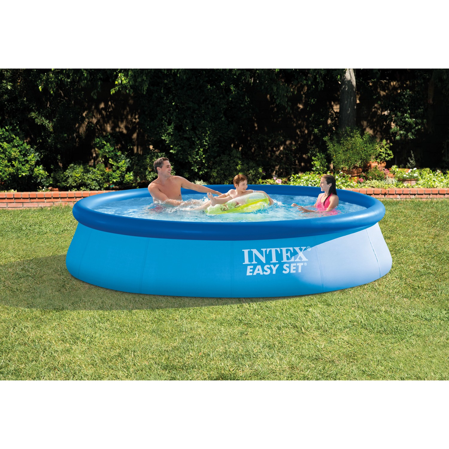 Blauer Intex Easy Set Pool (Ø366x76cm) mit Familie im Garten. Quick-Up Pool für Badespaß.