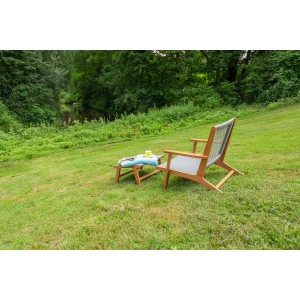 Acamp Relax-Chair Bangkok Teak-Grau mit Hocker im Garten.