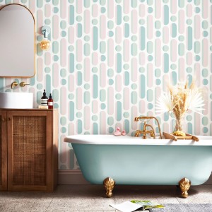 Badezimmer mit Envy Vliestapete Morse in Rosa und Hellgrün mit Retro-Design.