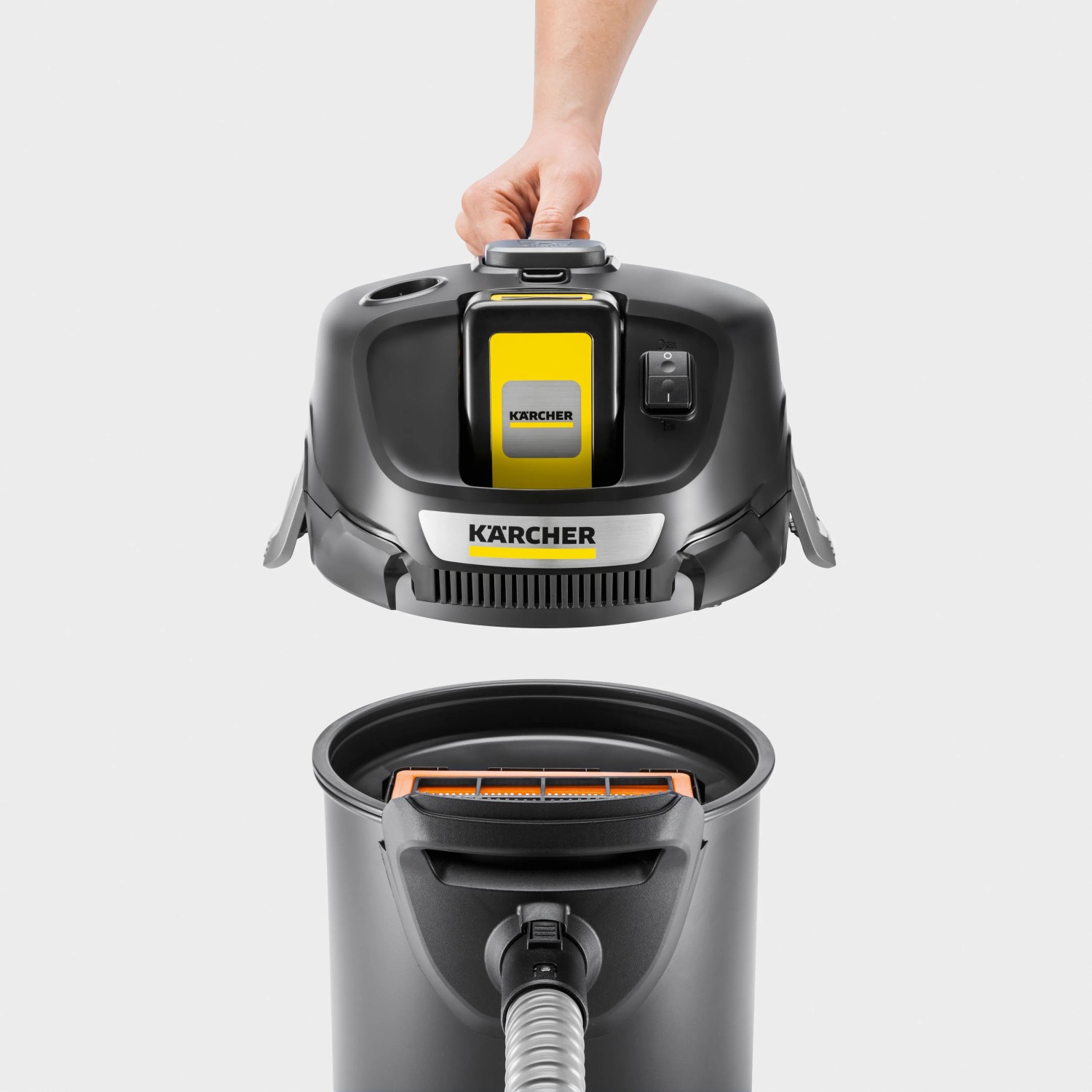 Kärcher Aschesauger AD 2 Battery, Akku eingesetzt, Behälter geöffnet.