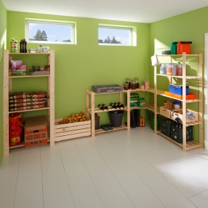 OBI Holz-Schraubregale im Raum, Nadelholz, 170x85x40cm, mit Lagerware befüllt.