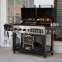 Pit Boss Memphis Ultimate Kombi-Grill: Gas-, Holzkohle- und Smoker-Funktion mit Speisen auf dem Grill.