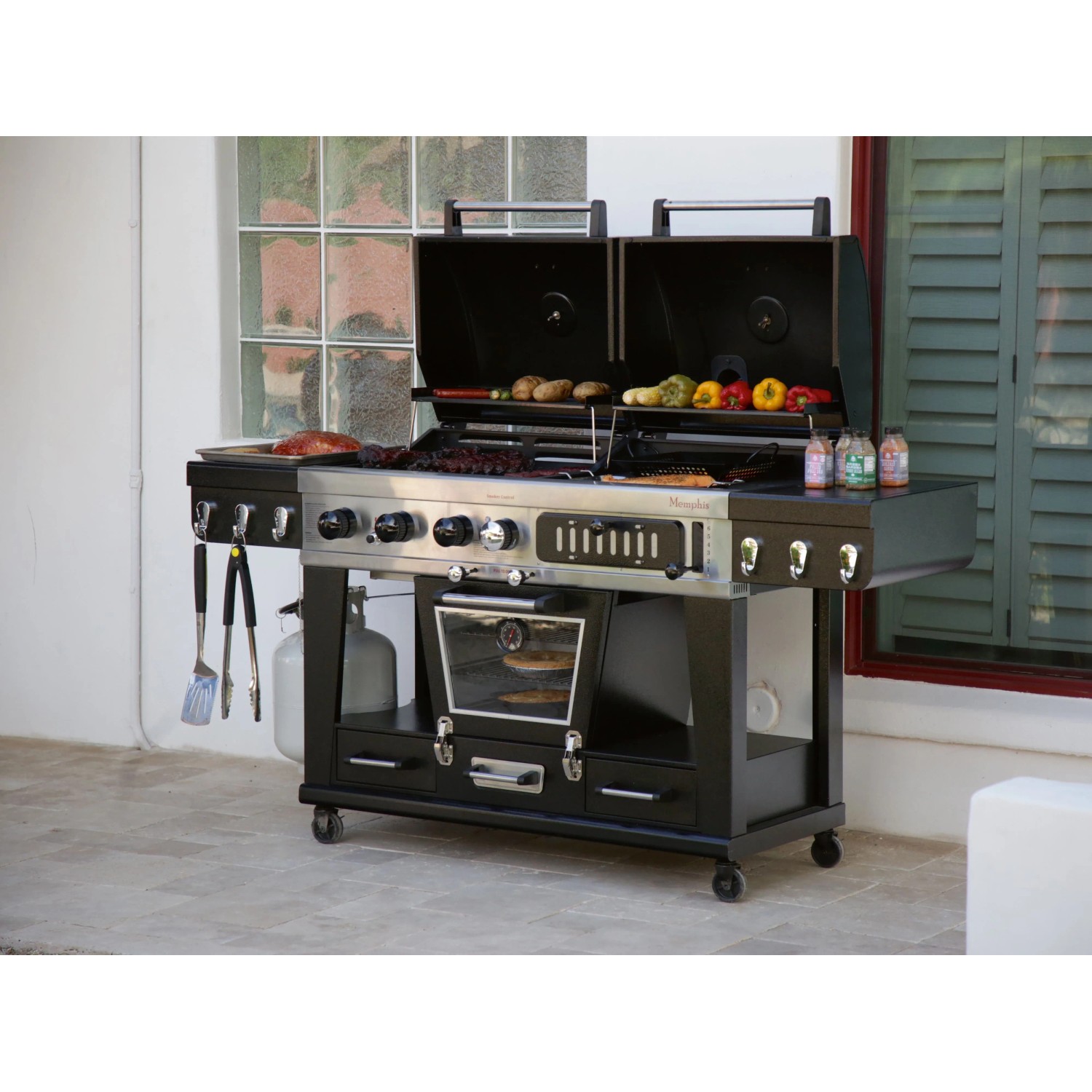 Pit Boss Memphis Ultimate Kombi-Grill: Gas-, Holzkohle- und Smoker-Funktion mit Speisen auf dem Grill.