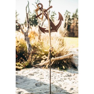 Rostbrauner Gartenstab Anker (140 cm) von Ferrum Art Design als Gartendekoration.