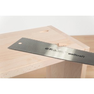 Wolfcraft Holzdübel Buche (Ø 9,5 mm) im Einsatz mit Säge an einem Holzstück.