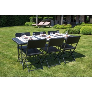 Schwarzer Perel Klapptisch (180 cm) mit Stühlen im Garten, gedeckt für 6 Personen.