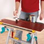 Wolfcraft Master 200 Werkbank beim Holz streichen mit Pinsel und Farbe.
