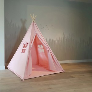 Pastellrosa Sunny Tipi Zelt Alba mit Fenster und Faltkissen im Kinderzimmer.
