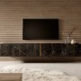 Selsey TV-Hängeboard Bisira in schwarzer Marmoroptik mit goldenem Einsatz, modern im Wohnzimmer.