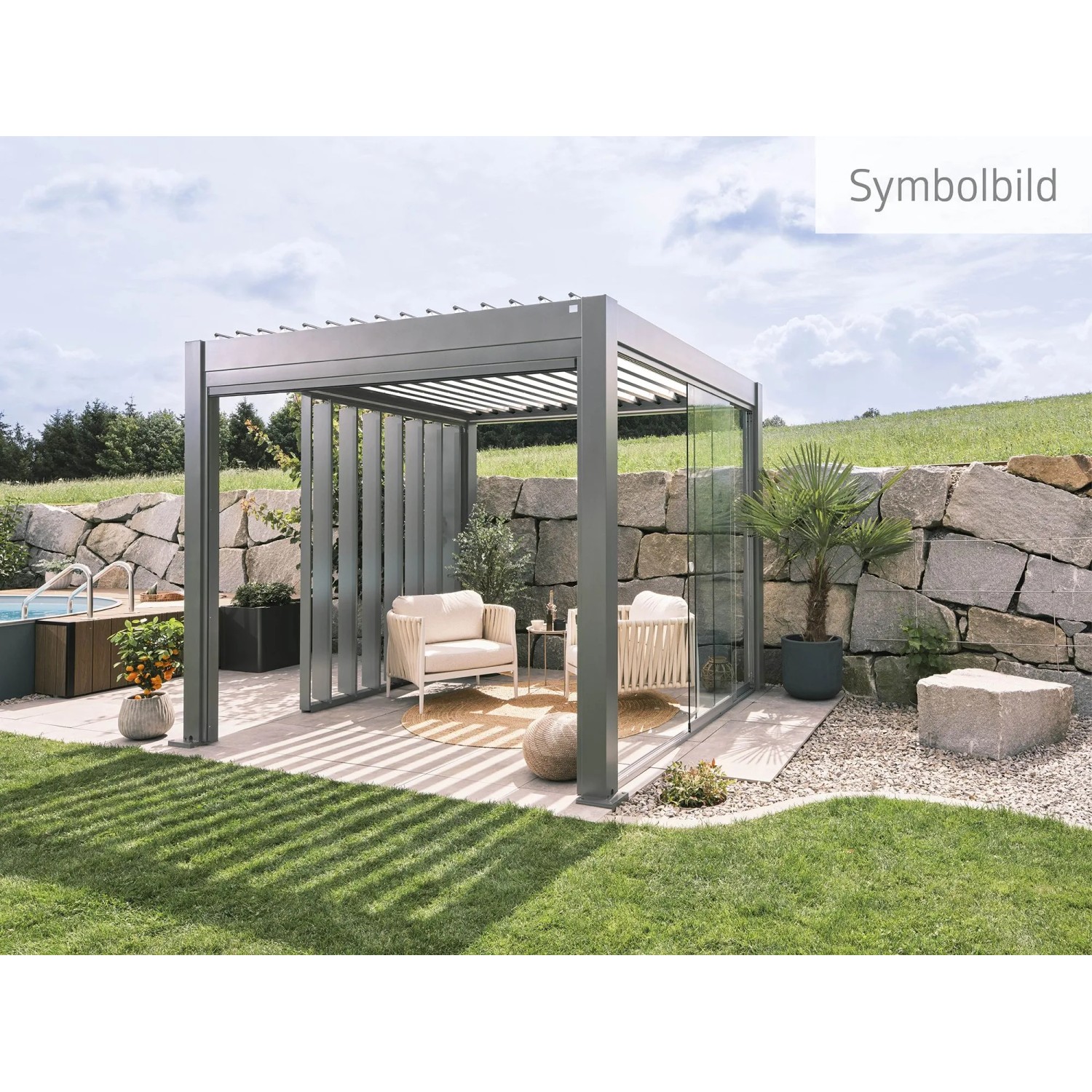 Biohort Pergola 5,5x3,5m in Quarzgrau-Metallic mit verstellbaren Lamellen als moderne Terrassenüberdachung im Garten.