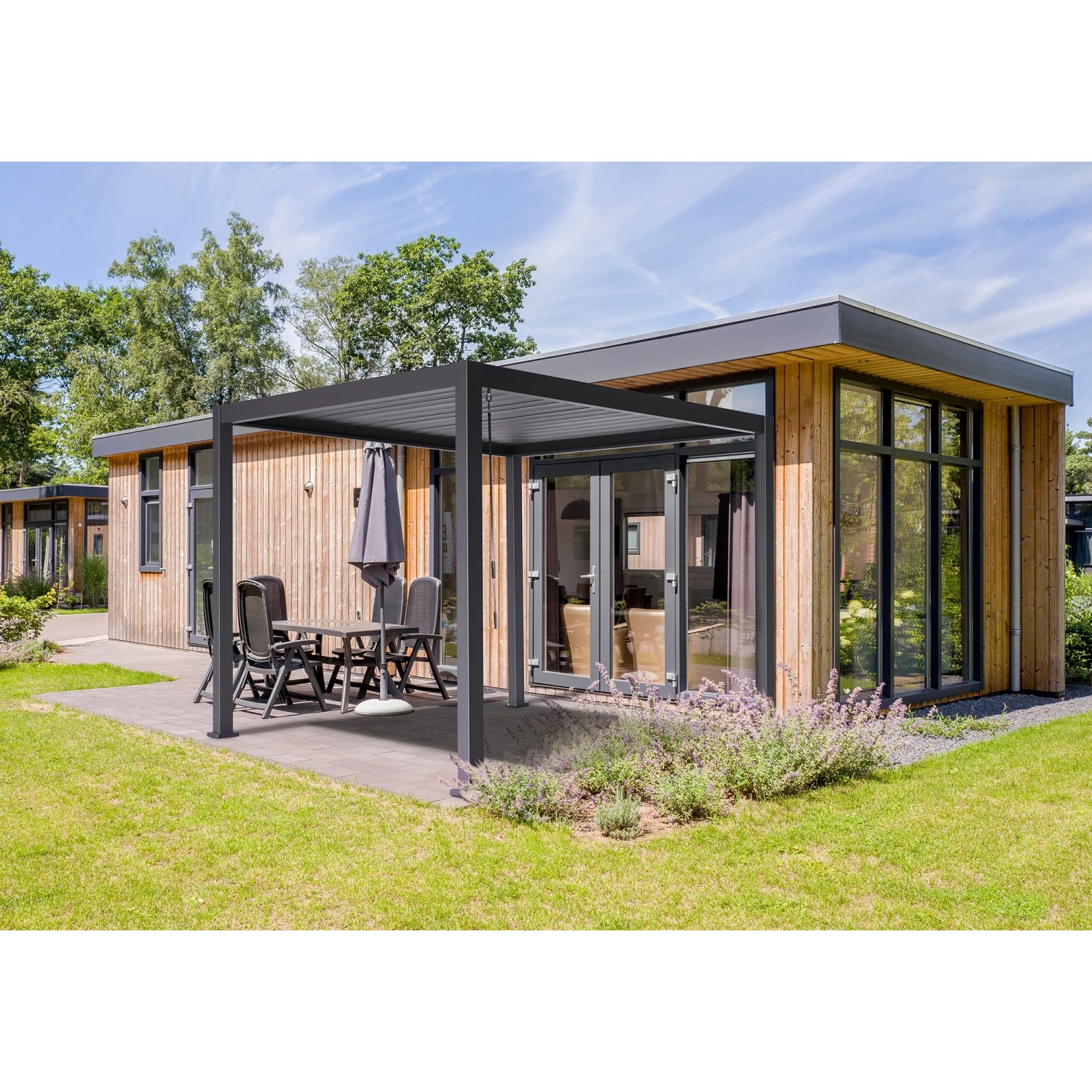 Best Terrassenüberdachung Cadiz 360x530 cm mit Lamellendach und Sitzgruppe im Garten.