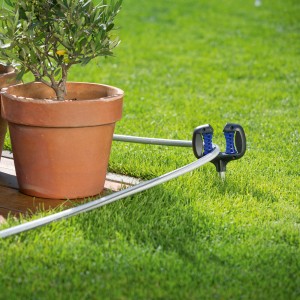 LUX Schlauchführung mit Erdspieß im Garten, leitet Schlauch um Topfpflanze.