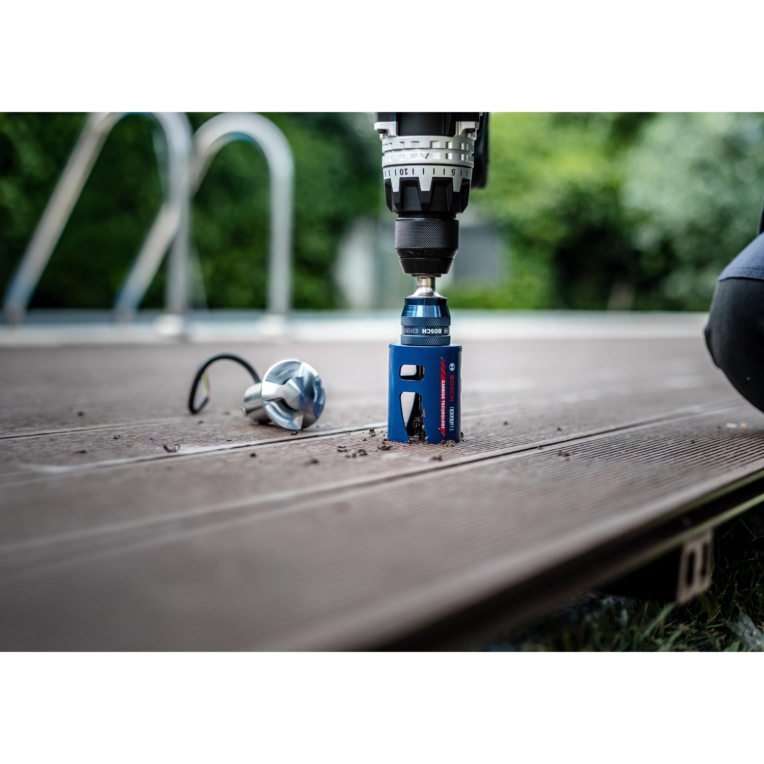Bosch Expert Lochsäge Construction Material Ø 127 mm im Einsatz mit Bohrmaschine.