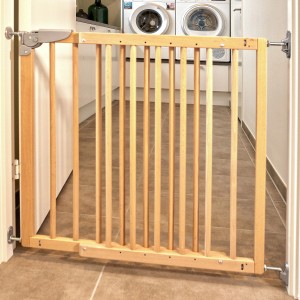Dolle Schwenkgitter Pia aus Massivholz, lackiert, zum Schutz von Kindern vor Treppen und Durchgängen.