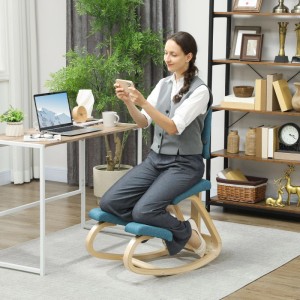 Frau sitzt auf blauem HOMCOM Kniestuhl mit Birkenholzrahmen am Schreibtisch, nutzt Smartphone. Ergonomischer Hocker für Büro.