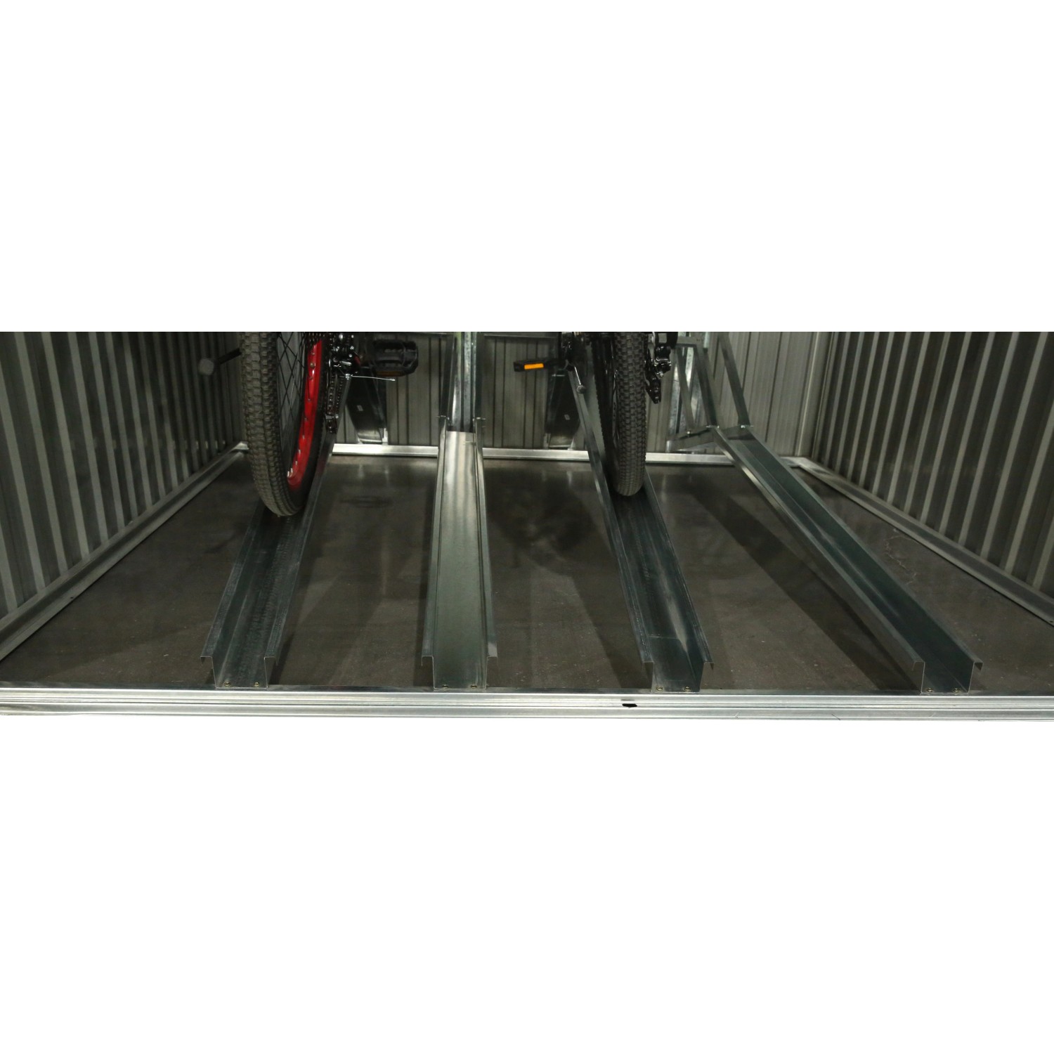 Innenansicht der Westmann Fahrradgarage Anthrazit mit Fahrradständern.