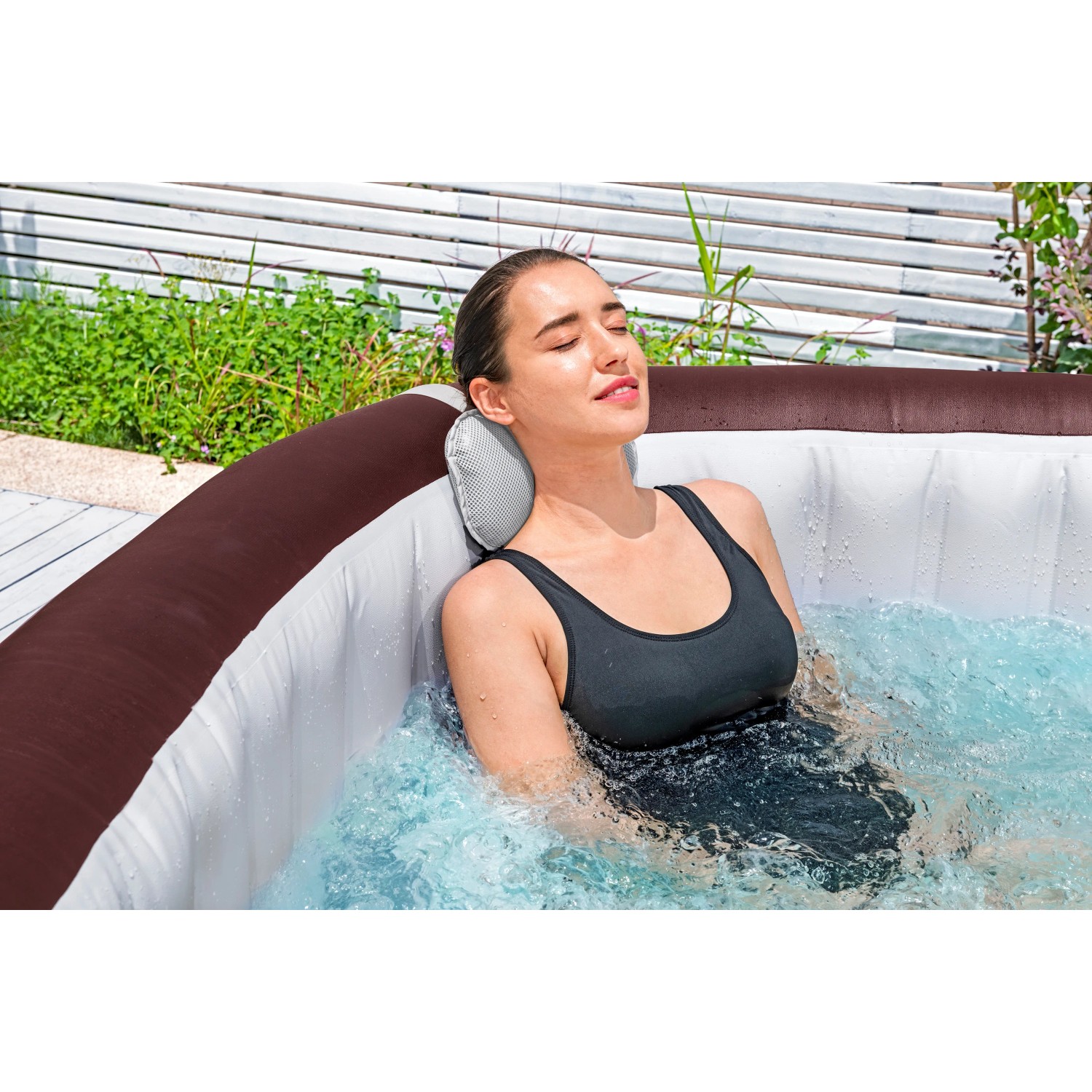 Frau entspannt im Bestway Whirlpool Maldives HydroJet Pro mit HydroJet- und AirJet-Düsen.