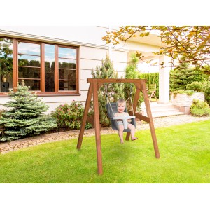 Axi Babyschaukel aus Holz mit grau-weißem Sitz und Kind im Garten.