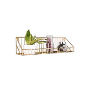 Goldenes Wandregal Fiona von Mirrors & More, 45cm breit, mit Deko-Elementen.
