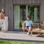 Garantia Regentonne Woodstock Baumstamm 250 l Greywood im Garten mit Personen.