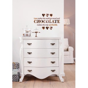 Komar Deko-Sticker Chocolate (50x70 cm) an Wand über weißer Kommode mit Deko.