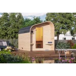 Asymmetrisches Karibu Saunahaus 2 aus naturbelassener Fichte mit Glasfront und abgerundetem Dach.