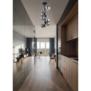 Moderne, 8-flammige LED-Deckenleuchte Riha in Schwarz matt mit rauchfarbenen Glaskugeln.