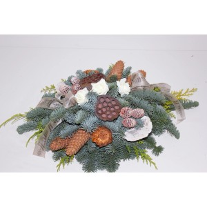 Grabgesteck Nobilis mit creme Rosen, Koniferen, Zapfen und Schleife, ca. 60 cm.