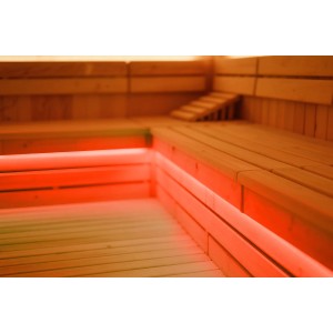 Sauna mit Karibu LED-Farblichtschlauch (400 cm), der rot leuchtet und für stimmungsvolle Beleuchtung sorgt.
