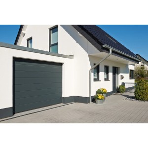 IsoMatic Garagentor, anthrazitgrau, mit Antrieb, am Haus montiert.