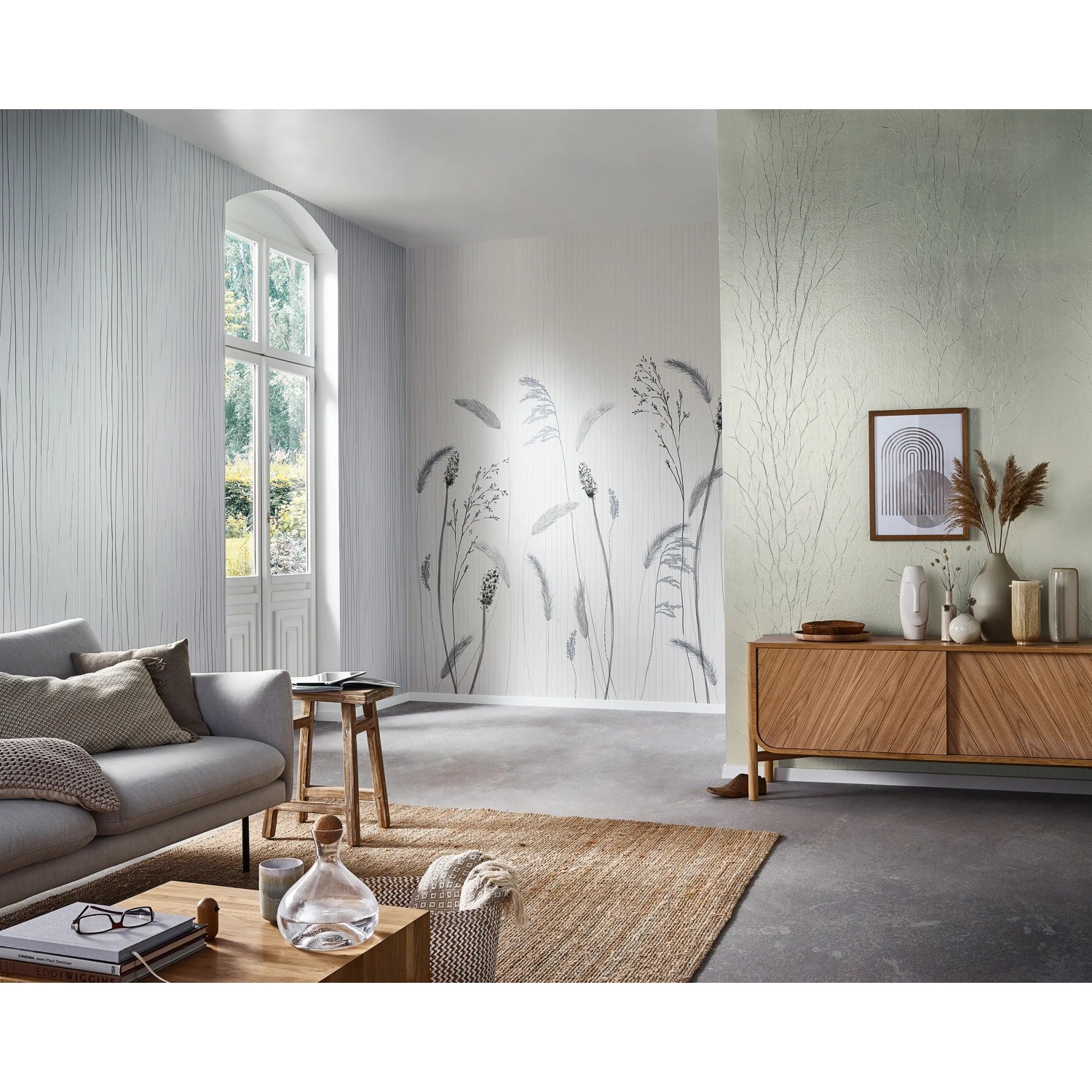 Graue Marburg Vliestapete mit Crushed-Optik und Streifen in modernem Wohnraum.