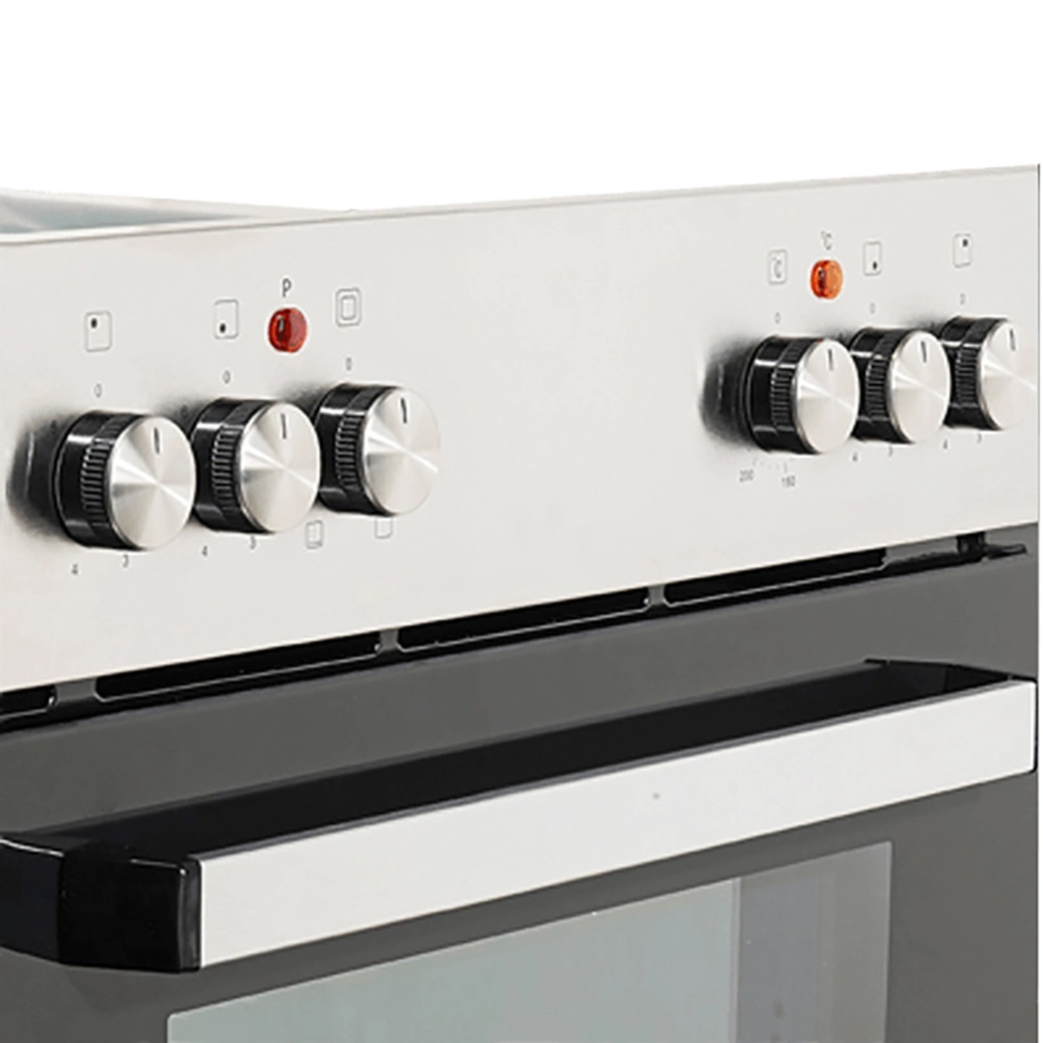 Detailaufnahme: Herd mit silberfarbenen Drehknöpfen der Held Küchen Winkelküche Kempten.