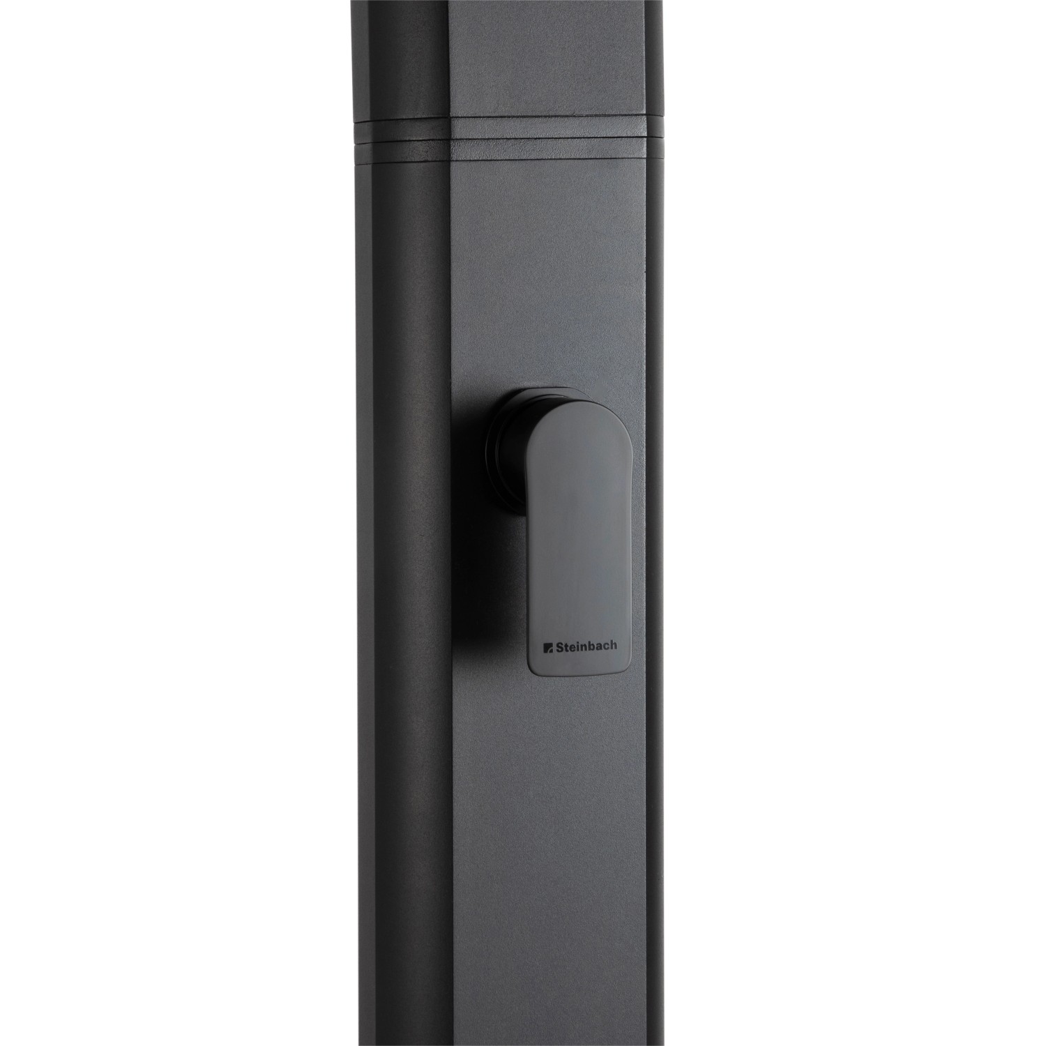 Detailaufnahme: Schwarze Steinbach Solardusche Compact 25 l mit Drehventil.