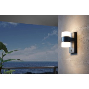 Moderne, anthrazitfarbene 2-flammige LED-Außenwandleuchte Atollari mit Bewegungsmelder.