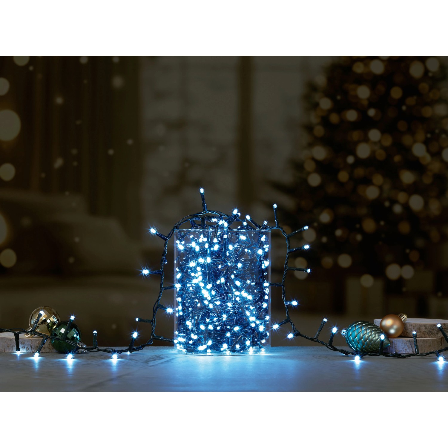 OBI Lichterkette mit 1.000 kaltweißen LEDs, 20 m, leuchtend in Glasvase als festliche Dekoration. Grünes Kabel.
