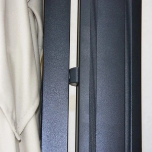 Detailaufnahme Ampelschirm A96, 3x3m, Alu Creme-Grau, Gelenk und Schirmstoff.