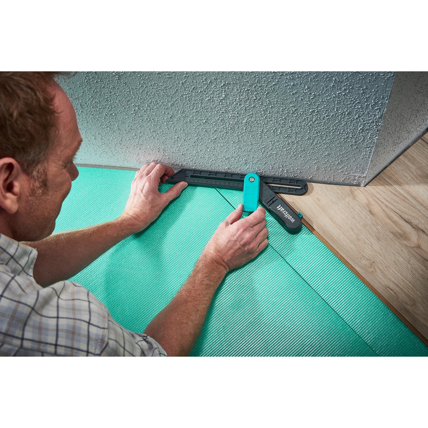 Wolfcraft Winkelschmiege mit Streichmaßfunktion im Einsatz zum Anzeichnen von Laminat.