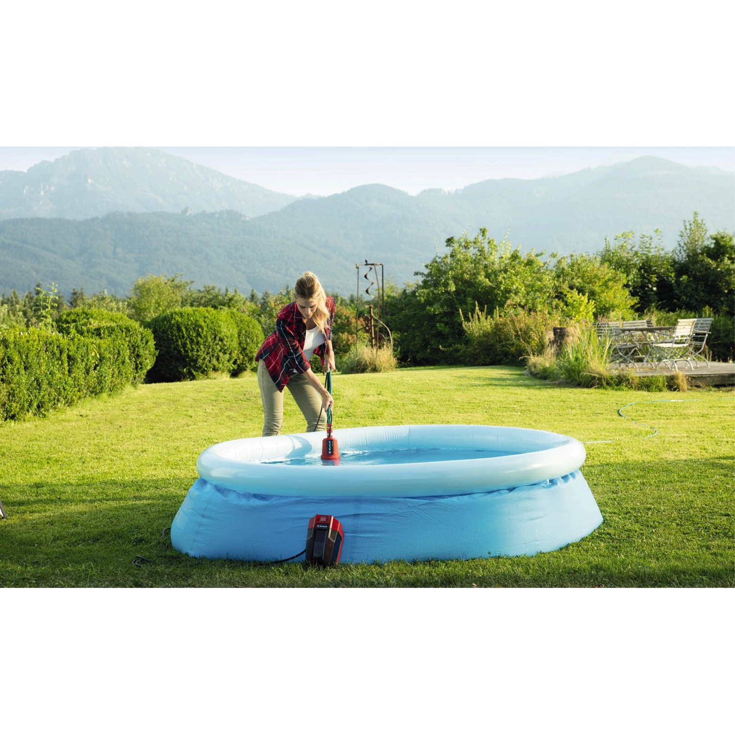 Einhell Akku-Klarwasserpumpe beim Abpumpen eines Pools im Garten.