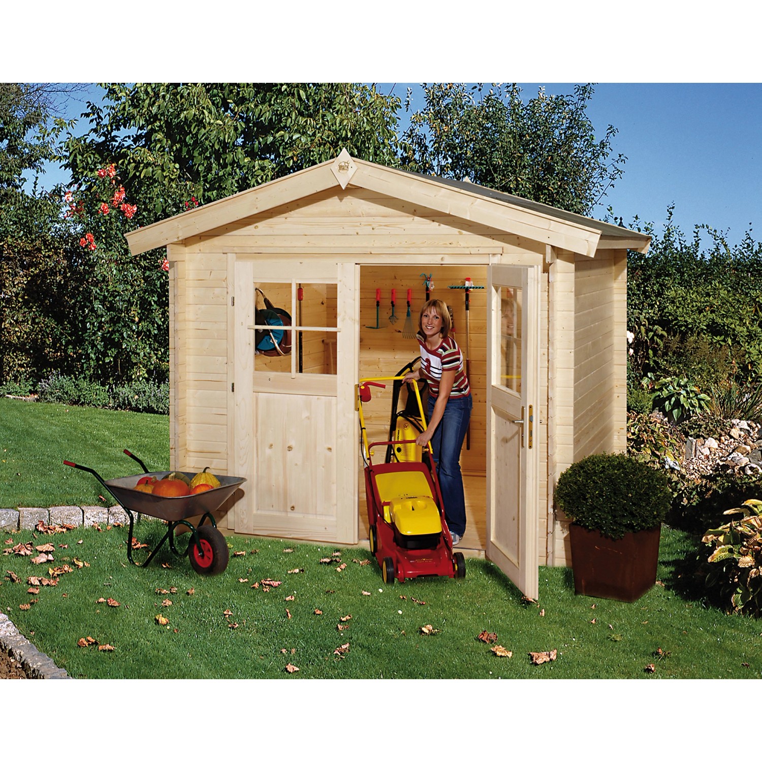 Naturfarbenes weka Gartenhaus Bregenz B mit Satteldach und offener Doppeltür im Garten.