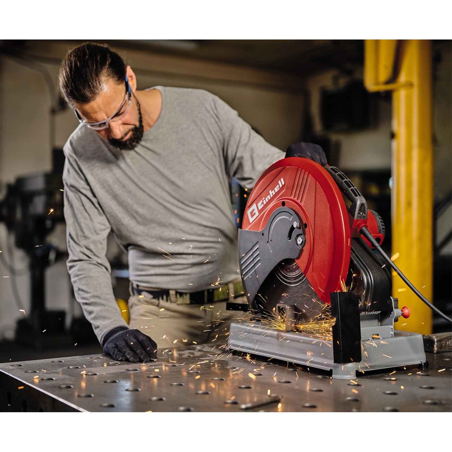 Einhell Metall-Trennmaschine TC-MC 355/1 im Einsatz beim Trennen von Metall mit Funkenflug.