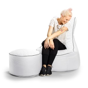 Weißer Sitting Point Sessel Swing Modo mit Fußhocker, Bezug aus Kunstleder, mit Person.