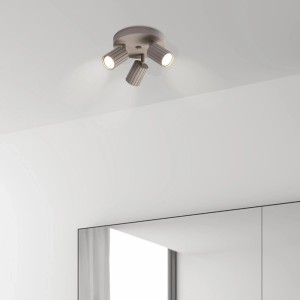Beige Lamkur Deckenleuchte Prisma, Ø 20 cm, mit drei Strahlern an weißer Decke.