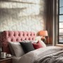 Creme-weiße Vliestapete mit glänzendem Palmenblätter-Muster und 3D-Effekt an einer Schlafzimmerwand.