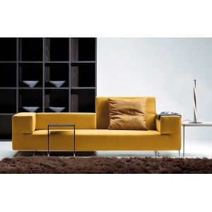 Moderne Näve LED-Tischleuchte Twist, 40 cm, aus Edelstahl neben gelbem Sofa im Wohnzimmer.