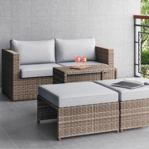 5-teiliges Balkonmöbel-Set Olea Mini aus Polyrattan in Hellgrau mit Sesseln, Hockern und Tisch.