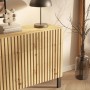 Modernes Selsey Sideboard Telire in Artisan Eiche mit vertikaler Lamellenfront und schwarzen Metallfüßen.