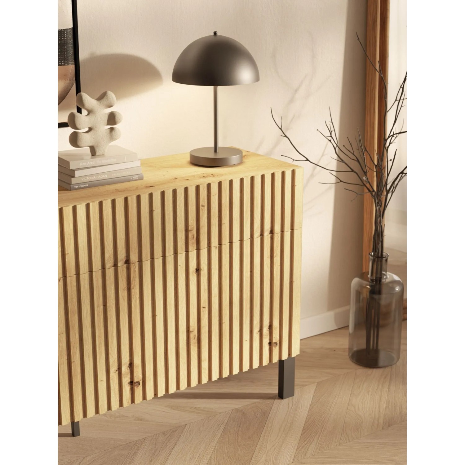 Modernes Selsey Sideboard Telire in Artisan Eiche mit vertikaler Lamellenfront und schwarzen Metallfüßen.